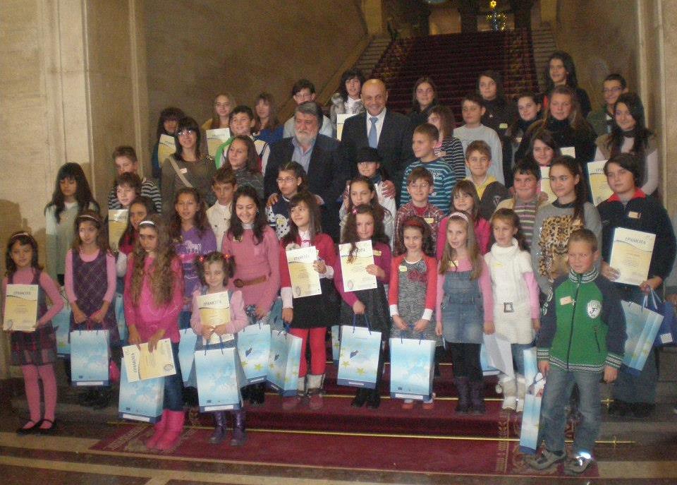 [3] Министрите Дончев и Рашидов с малките художници от цялата страна